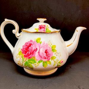 ROYAL ALBERT American Beauty vintage teapot in EUC 5.5” holds up to 4 cups
